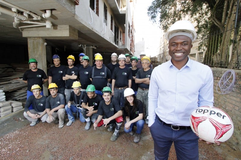 Tiago, ex-jogador do Juventude, com a equipe de sua construtora em uma obra de Porto Alegre  Foto: MARCELO G. RIBEIRO/JC