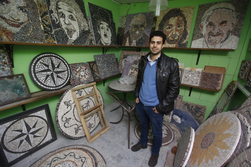  Leonardo Posenato, formado em Arquitetura, vende mosaicos prontos ou as peças para o cliente montar Foto: FREDY VIEIRA/JC