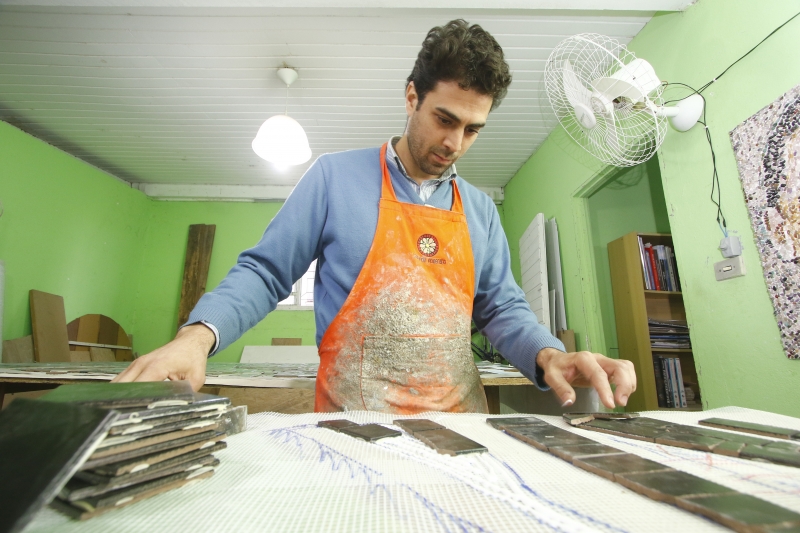  Entrevista com o arquiteto e mosaicista Leonardo Posenato, no atelier dele. A pauta é sobre mudanças de carreira.   Foto: FREDY VIEIRA/JC