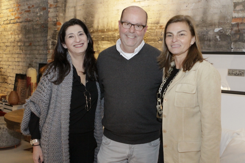 Taís Mallaguez, Francisco Pinto e Bea Johannpeter na abertura do novo espaço de arte na Visconde do Rio Branco 

