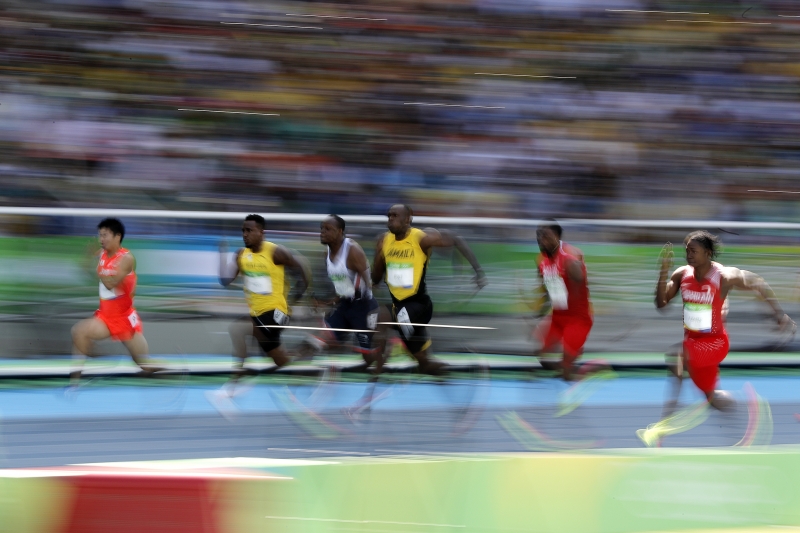 Bolt, ao centro, fez o quarto melhor tempo na fase classificatória