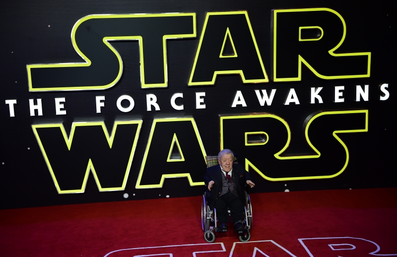 Na foto, Kenny Baker participa da estreia do filme Star Wars: The Force Awakens em dezembro de 2015