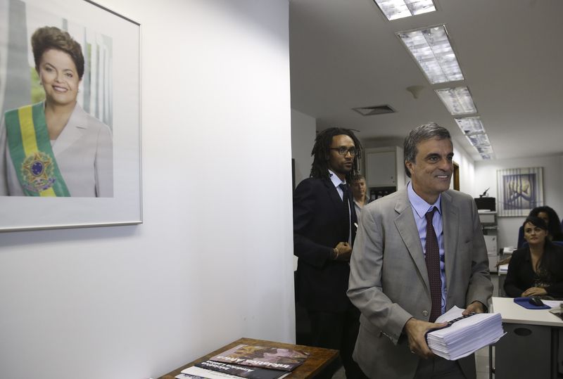 José Eduardo Cardozo entrega a defesa de Dilma à mesa do Senado 