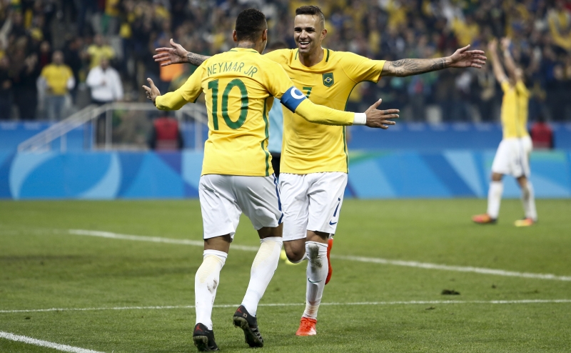 Luan comemora com Neymar o segundo gol do partida, seu segundo na Olimpíada