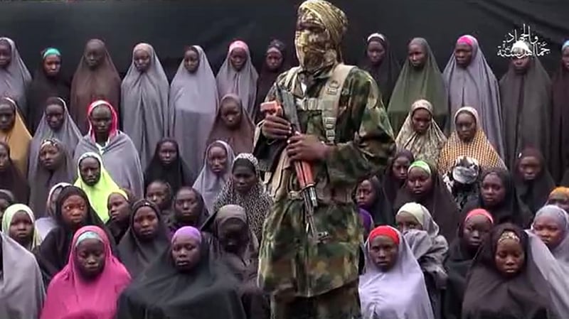 Gravação mostra 50 garotas com cabeças cobertas por véus atrás de um terrorista