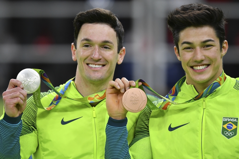 Diego Hypolito (prata) e Arthur Nory (bronze) no solo da ginástica artística