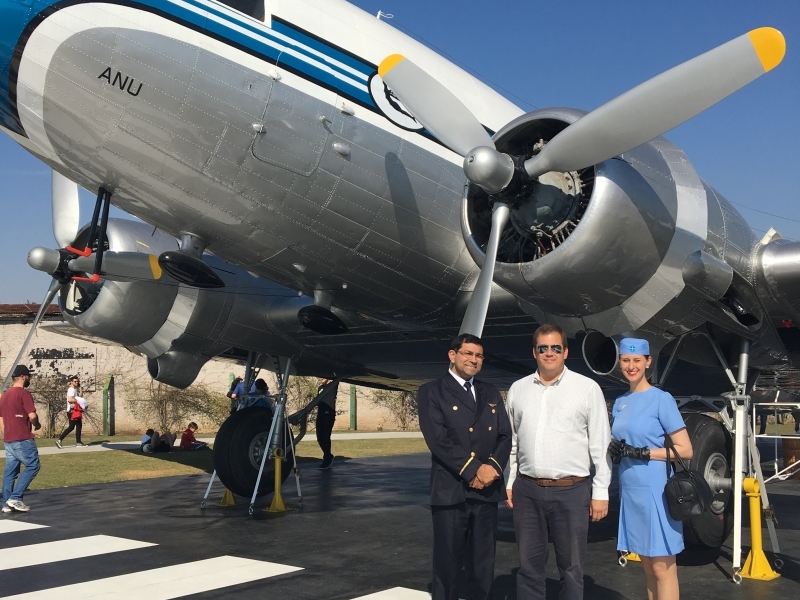 O comandante Fernando Torres (centro) veio de Portugal para conhecer o antigo Douglas DC-3 da Varig, exposto em Porto Alegre
