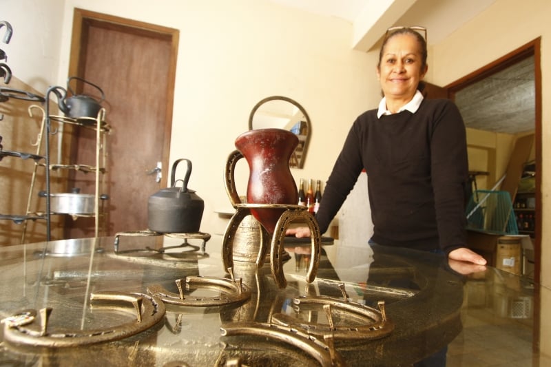  Gera&ccedil;&atilde;oE (Ni&aacute;gara) ? Entrevista com Nadia Garbinato, que faz artesanato com ferradura de cavalo.   Foto: FREDY VIEIRA/JC