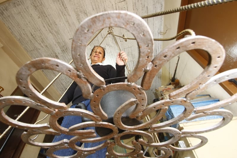  Nadia faz pe�as em ferradura, como essa estrutura para equilibrar panelas e chaleiras sobre o fogo de ch�o, o chamado trempe