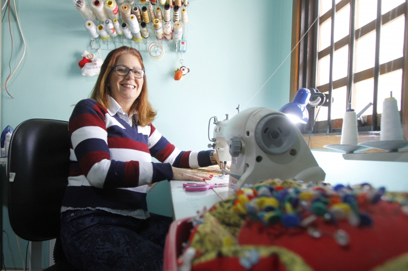 Jane Buhl trabalha com patchwork e pretende abrir loja em Arraial D'ajuda Foto: MARCELO G. RIBEIRO/JC