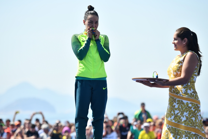 Brasileira Poliana Okimoto beija a medalha de bronze, no pódio da prova