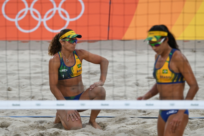 A dupla brasileira, que havia perdido apenas um set na Rio 2016, não conseguiu se encontrar hoje nas areias de Copacabana