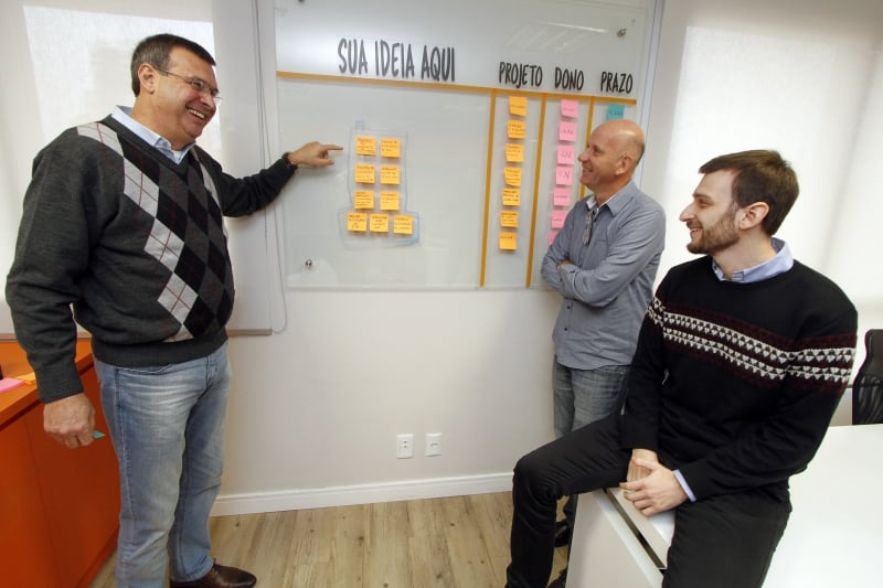 Time da Wikihaus: �nio e Eduardo Pricladnitzki (nas pontas) com  Alexandre Dode de Almeida