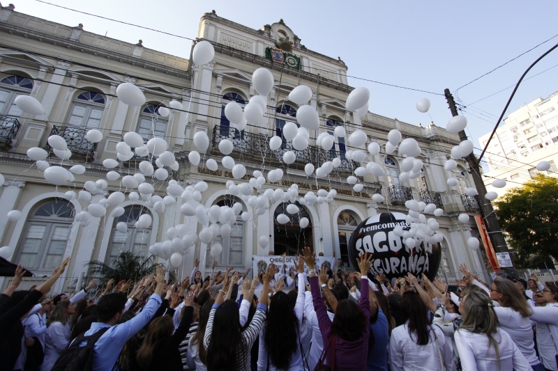 Presentes soltaram balões pedindo ações contra a violência