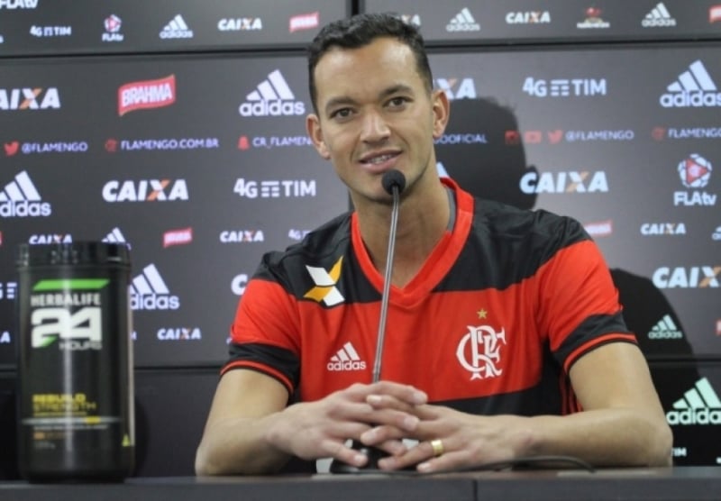 "Temos que ficar o máximo de tempo com a bola, fazendo com que a equipe deles possa balançar e que a gente possa buscar o gol", explicou o jogador