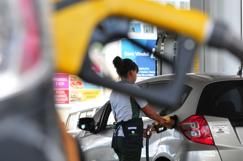Na média Brasil, a gasolina variou de R$ 3,654 para R$ 3,671 de uma semana para outra