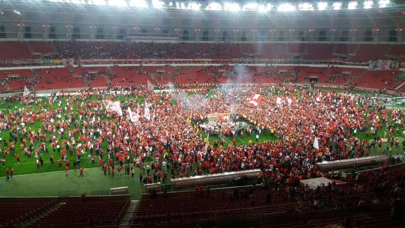 Ao final do jogo comemorativo, torcida invadiu o campo para comemorar os 10 anos do título