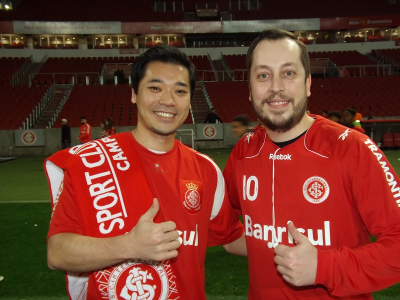 Ao final do jogo comemorativo, torcida invadiu o campo para comemorar os 10 anos do título