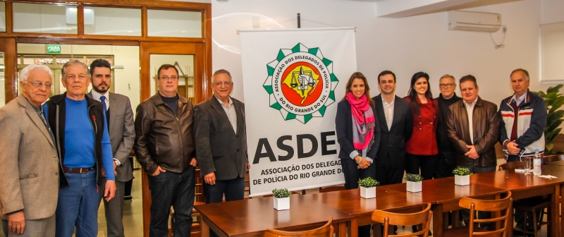 Maurício Dziedricki (c) teve encontro com delegados da Asdep