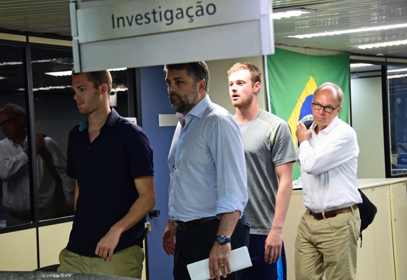 Gunnar Bentz e Jack Conger foram retirados de dentro da aeronave no aeroporto do Rio