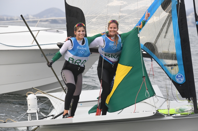 As brasileiras Martine Grael e Kahena Kunze conquistaram o ouro na classe 49er FX da vela