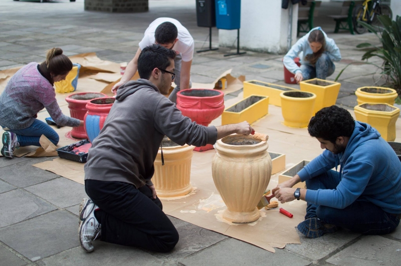 Mutirão de alunos da engenharia mecânica da Ufrgs fazem mutirão para resolver problemas corriqueiros