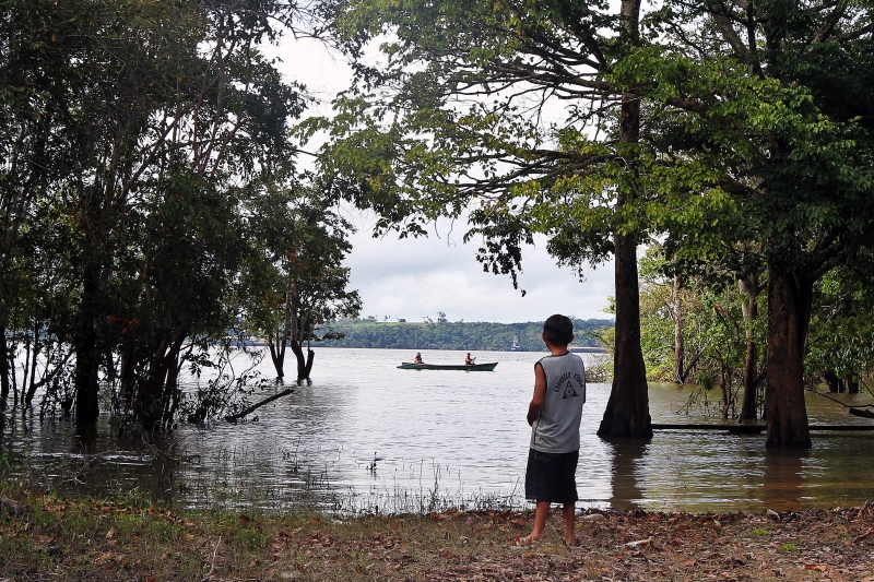 Aldeia da tribo Munduruku, às margens do rio Tapajós, no Pará, seria prejudicada pelo gigantesca usina