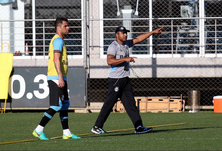 Roger Machado orienta os jogadores para encarar o Flamengo