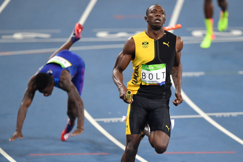 Fechando com chave de ouro sua participação no Rio, Bolt chegou na frente no revezamento 4x100m 