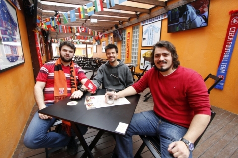 O Almanac 50 ter&aacute; produtos personalizados tamb&eacute;m, como estes que est&atilde;o com os s&oacute;cios Luis Henrique Born, Lucas Assis e Wagner Kronowski