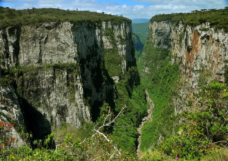 Na divisa do Rio Grande do Sul com Santa Catarina, parques têm trilhas, desfiladeiros e cascatas