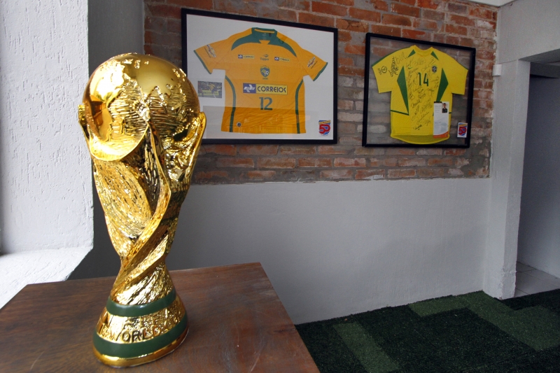  Pauta no Almanac 50 Sports Bar com os s&oacute;ciosWagner Kronowski (de camiseta vermelha), Luis Henrique Born (camiseta listrada) e Lucas Assis (cinza), novo bar de Porto Alegre com tem&aacute;tica de esportes.     na foto: ambientes e detalhes de decora&ccedil;&atilde;o do bar   Foto: MARCELO G. RIBEIRO/JC