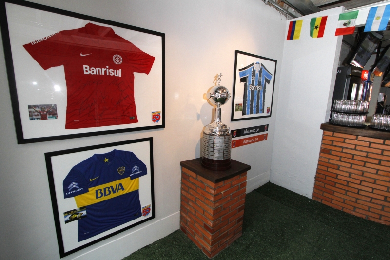  Pauta no Almanac 50 Sports Bar com os s&oacute;ciosWagner Kronowski (de camiseta vermelha), Luis Henrique Born (camiseta listrada) e Lucas Assis (cinza), novo bar de Porto Alegre com tem&aacute;tica de esportes.     na foto: ambientes e detalhes de decora&ccedil;&atilde;o do bar   Foto: MARCELO G. RIBEIRO/JC