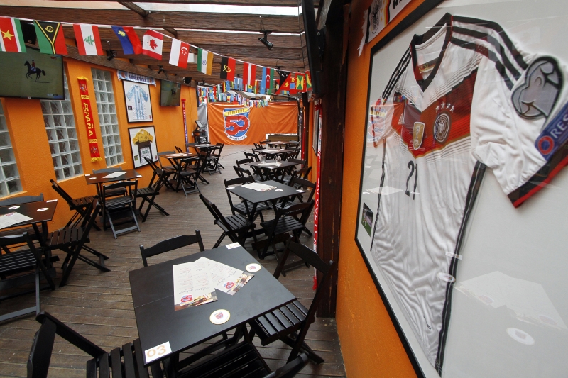  Pauta no Almanac 50 Sports Bar com os s&oacute;ciosWagner Kronowski (de camiseta vermelha), Luis Henrique Born (camiseta listrada) e Lucas Assis (cinza), novo bar de Porto Alegre com tem&aacute;tica de esportes.     na foto: ambientes e detalhes de decora&ccedil;&atilde;o do bar   Foto: MARCELO G. RIBEIRO/JC