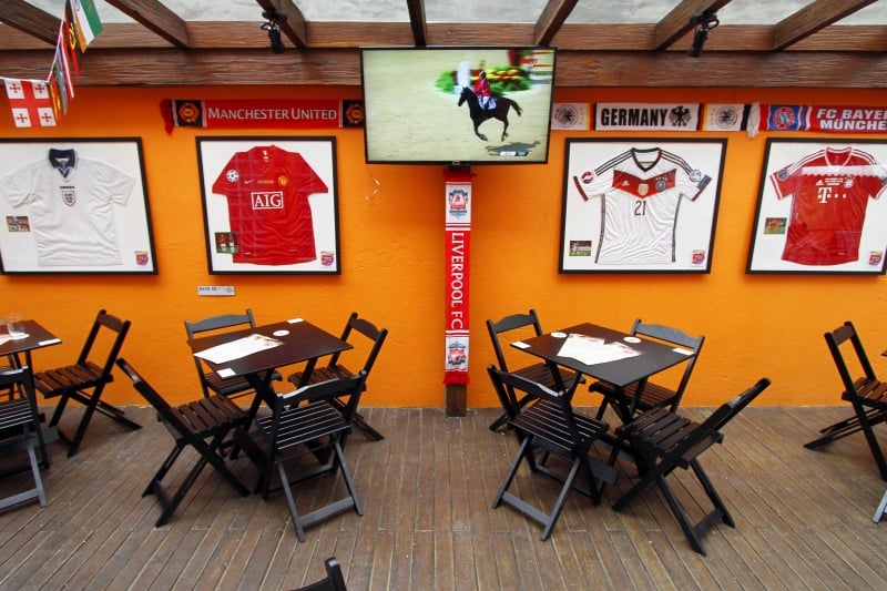  Pauta no Almanac 50 Sports Bar com os s&oacute;ciosWagner Kronowski (de camiseta vermelha), Luis Henrique Born (camiseta listrada) e Lucas Assis (cinza), novo bar de Porto Alegre com tem&aacute;tica de esportes.     na foto: ambientes e detalhes de decora&ccedil;&atilde;o do bar   Foto: MARCELO G. RIBEIRO/JC