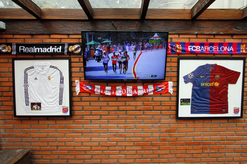  Pauta no Almanac 50 Sports Bar com os s&oacute;ciosWagner Kronowski (de camiseta vermelha), Luis Henrique Born (camiseta listrada) e Lucas Assis (cinza), novo bar de Porto Alegre com tem&aacute;tica de esportes.     na foto: ambientes e detalhes de decora&ccedil;&atilde;o do bar   Foto: MARCELO G. RIBEIRO/JC