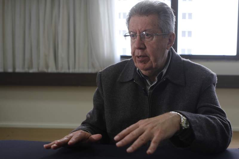 ''Em uma crise financeira, como manter 700 cargos de confiança na administração?'', diz Pont