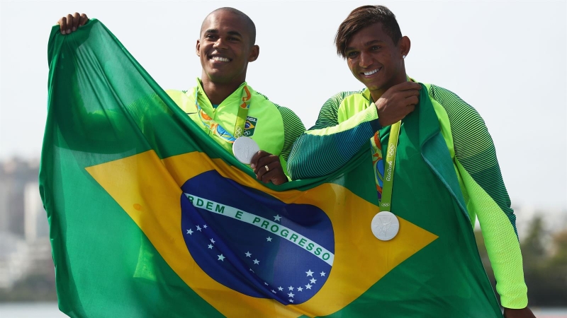 Erlon de Souza e Isaquias Queiroz ganham prata na canoagem de 1.000m 