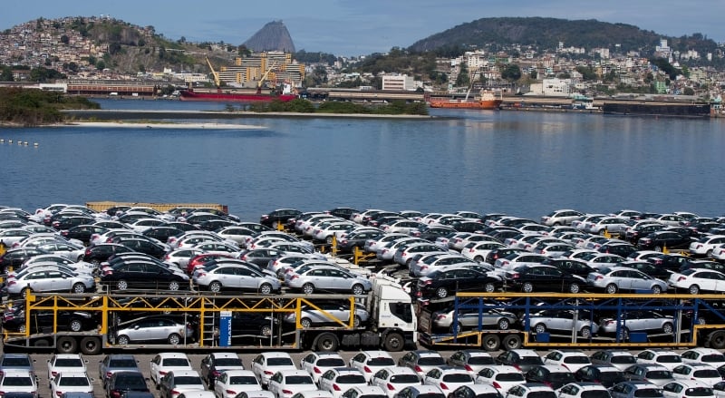  IMPORTED RENAULT CARS AWAITS TO BE EMBARKED  AT THE PORT OF RIO DE JANEIRO, BRAZIL ON AUGUST 23, 2012 DURING A STRIKE OF THE BRAZILIAN PUBLIC SERVANTS. SOME 100 CARGO SHIPS ARE WAITING AUTHORIZATION TO LOAD OR UNLOAD THEIR SHIPMENT. AROUND 350 THOUSAND PUBLIC SERVANTS ARE ON STRIKE DEMANDING A PAY RISE IN THE WHOLE COUNTRY.   AFP PHOTO/ANTONIO SCORZA  