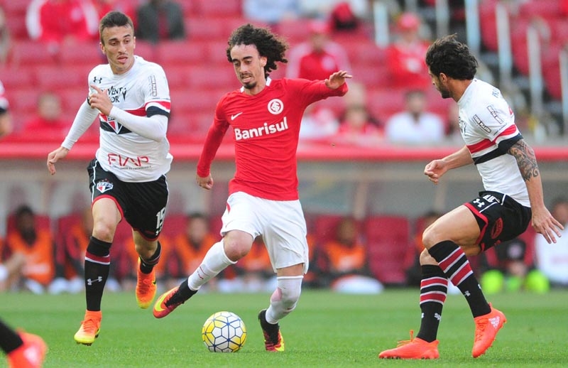 Valdivia (c) desperdiçou um pênalti e Inter ficou no empate contra o São Paulo