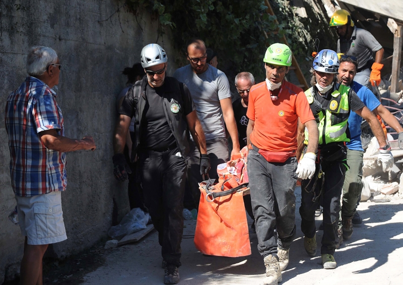 As equipes de resgates estão com dificuldades de chegarem até às pessoas por causa dos escombros espalhados pelas ruas das cidades