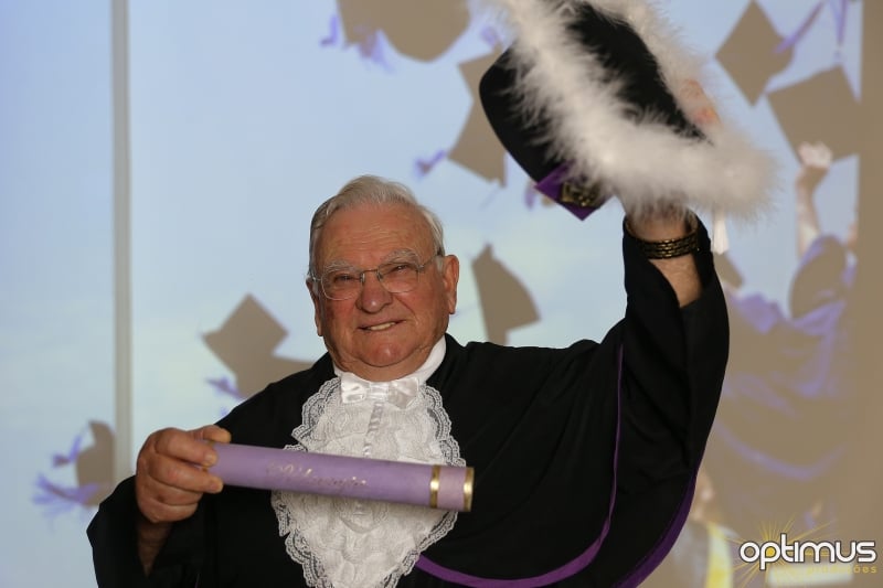 Pesquisadora Neiva Guedes com um exemplar de Arara Azul