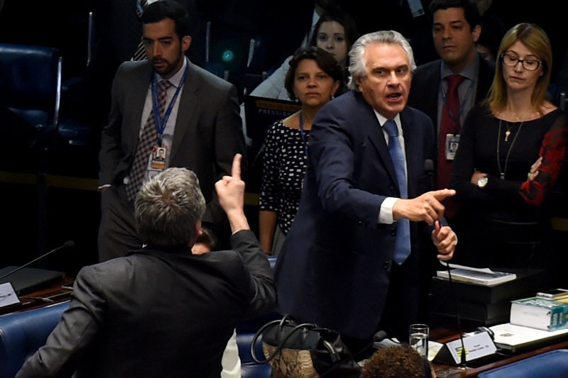 Senadores Ronaldo Caiado (em pé) e Lindbergh Farias (de costas) entraram na discussão trocando insultos