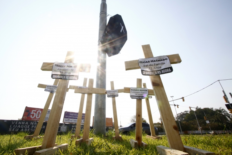 Cruzes em frente ao condomínio onde reside Sartori mostra revolta dos porto-alegrenses