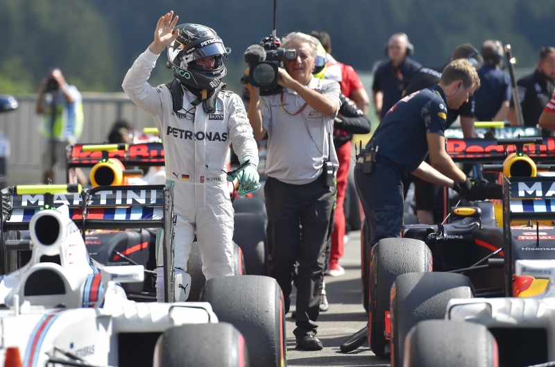 Rosberg comemora a pole e a oportunidade de reduzir a vantagem de Hamilton no campeonato