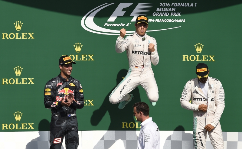 Rosberg (c) comemorou a vitória no pódio ao lado de Ricciardo e Hamilton  