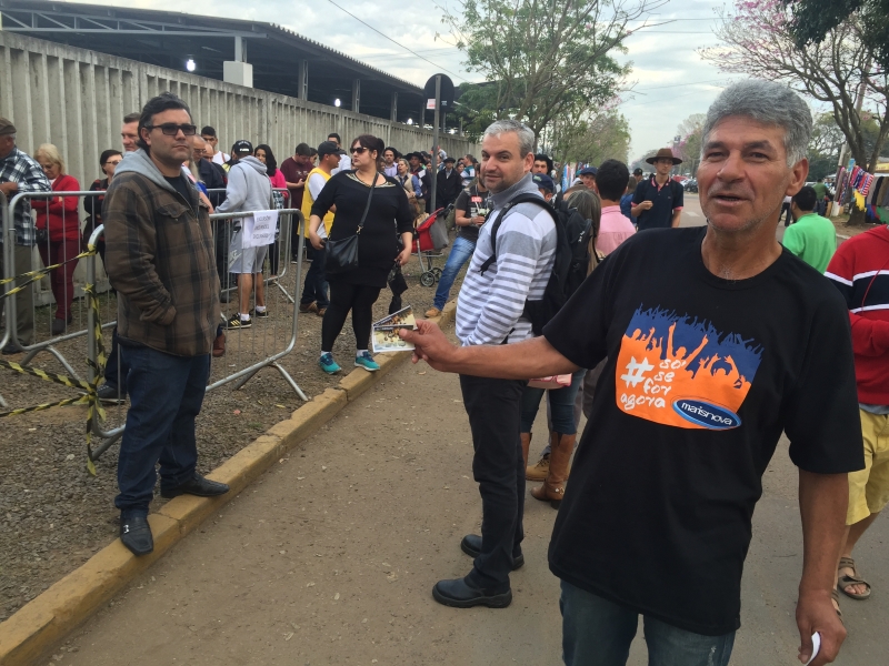 Cambista vende ingresso a R$ 15,00, apenas R$ 2,00 a mais que a bilheteria oficial