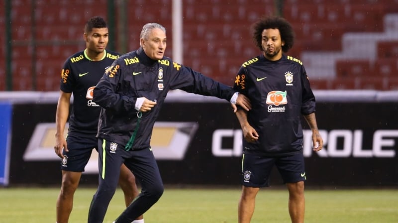 Tite (C) abriu os trabalhos para o jogo contra o Equador, na quinta