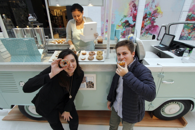 Amanda Rovatti e Miguel Souza, s&oacute;cios da Backer Box Donuts, apostam no sabor e na Kombi como diferencial