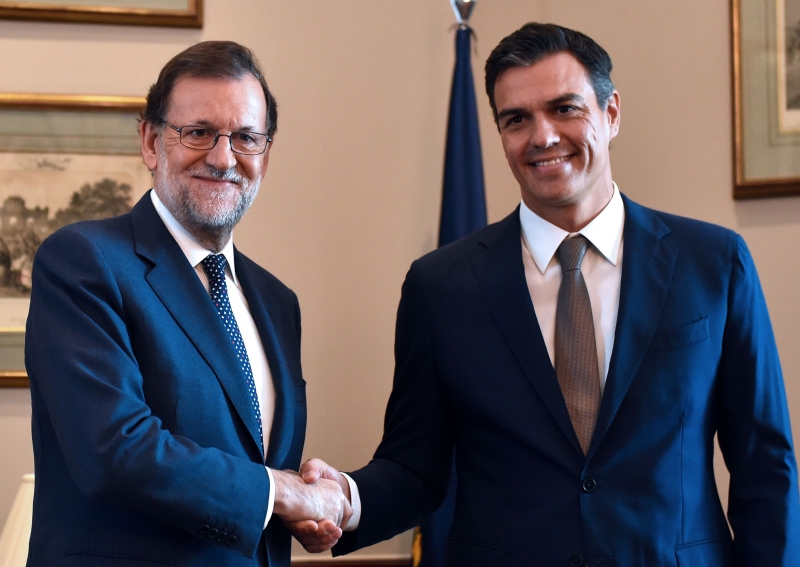 Mariano Rajoy (e) se reuniu ontem com o líder socialista Pedro Sánchez